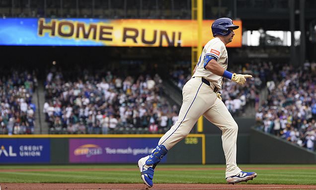 Cal Raleigh breaks Ken Griffey Jr.'s single-season home run record...